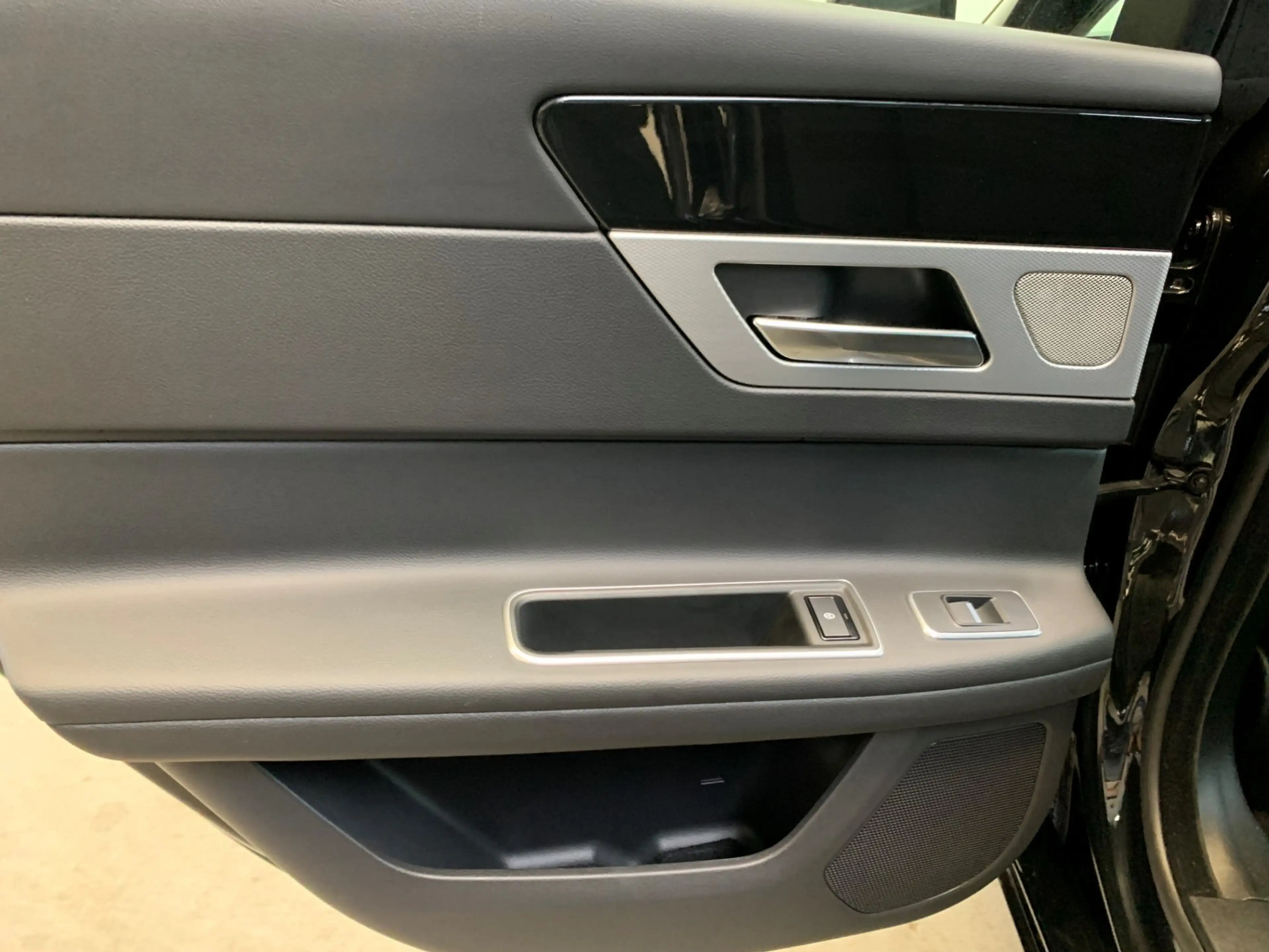 Jaguar XF 2.0t Prestige VIRTUAL COCKPIT-NAVI-LANE ASSIST-ECC — photo 48