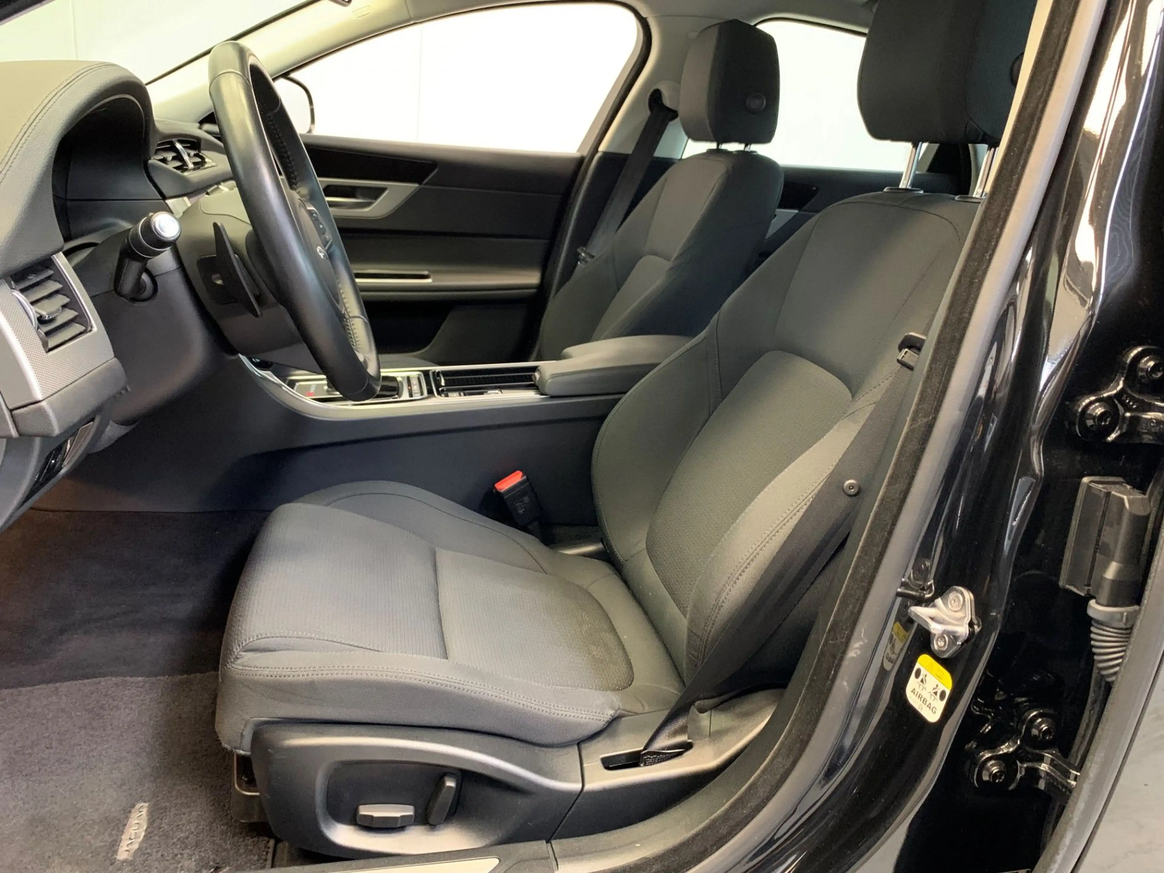 Jaguar XF 2.0t Prestige VIRTUAL COCKPIT-NAVI-LANE ASSIST-ECC — photo 3