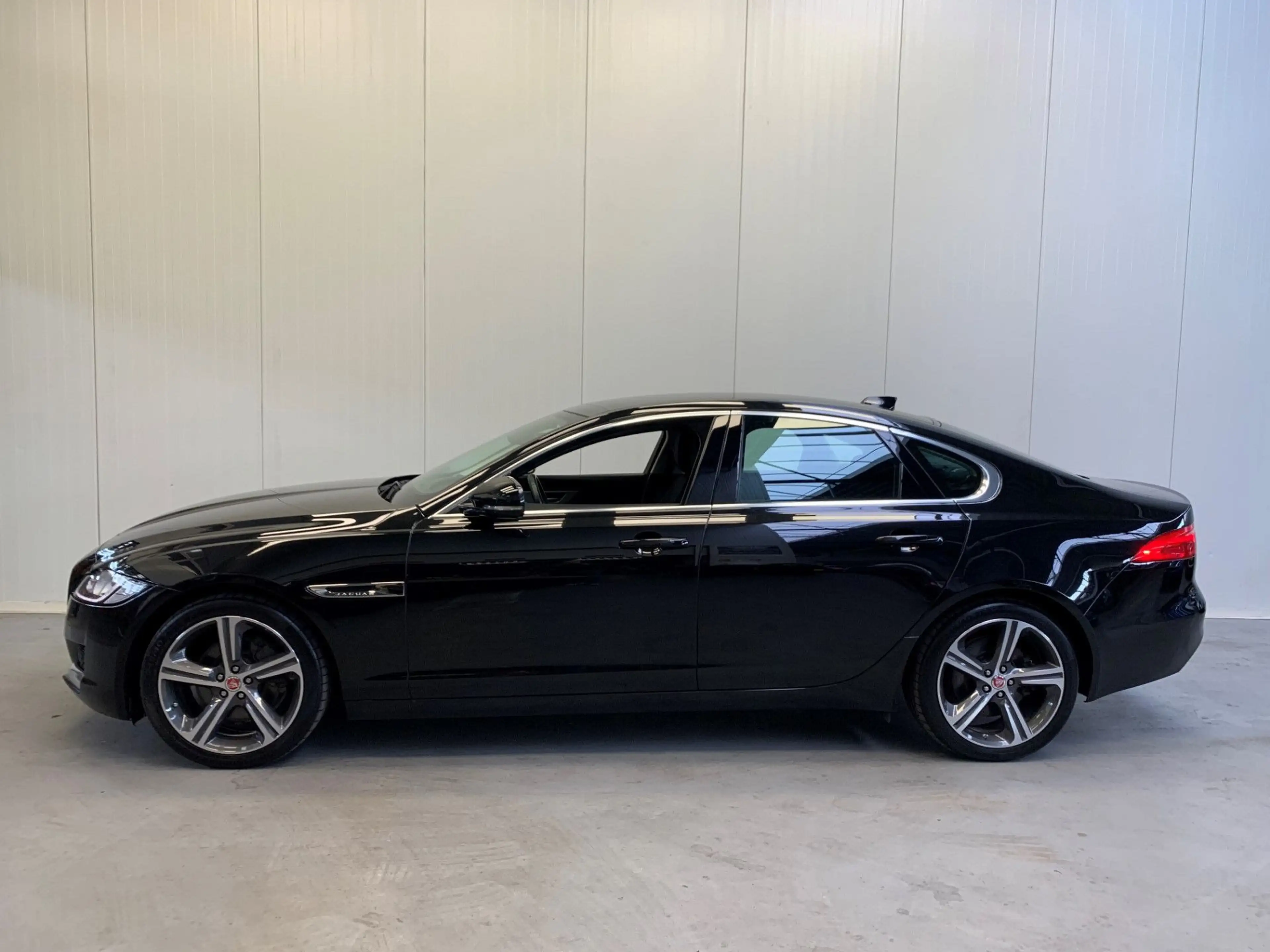 Jaguar XF 2.0t Prestige VIRTUAL COCKPIT-NAVI-LANE ASSIST-ECC — photo 4