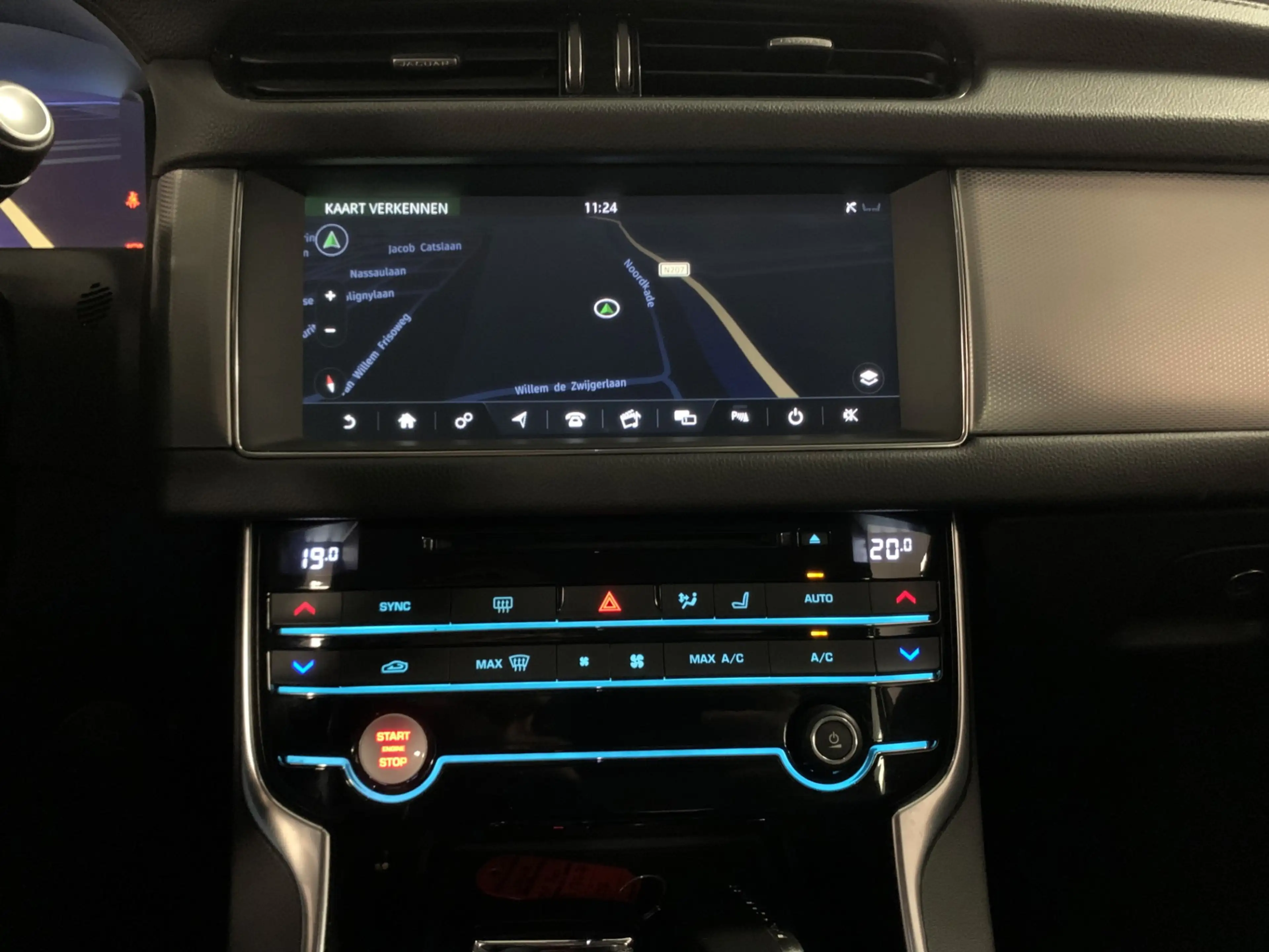 Jaguar XF 2.0t Prestige VIRTUAL COCKPIT-NAVI-LANE ASSIST-ECC — photo 41