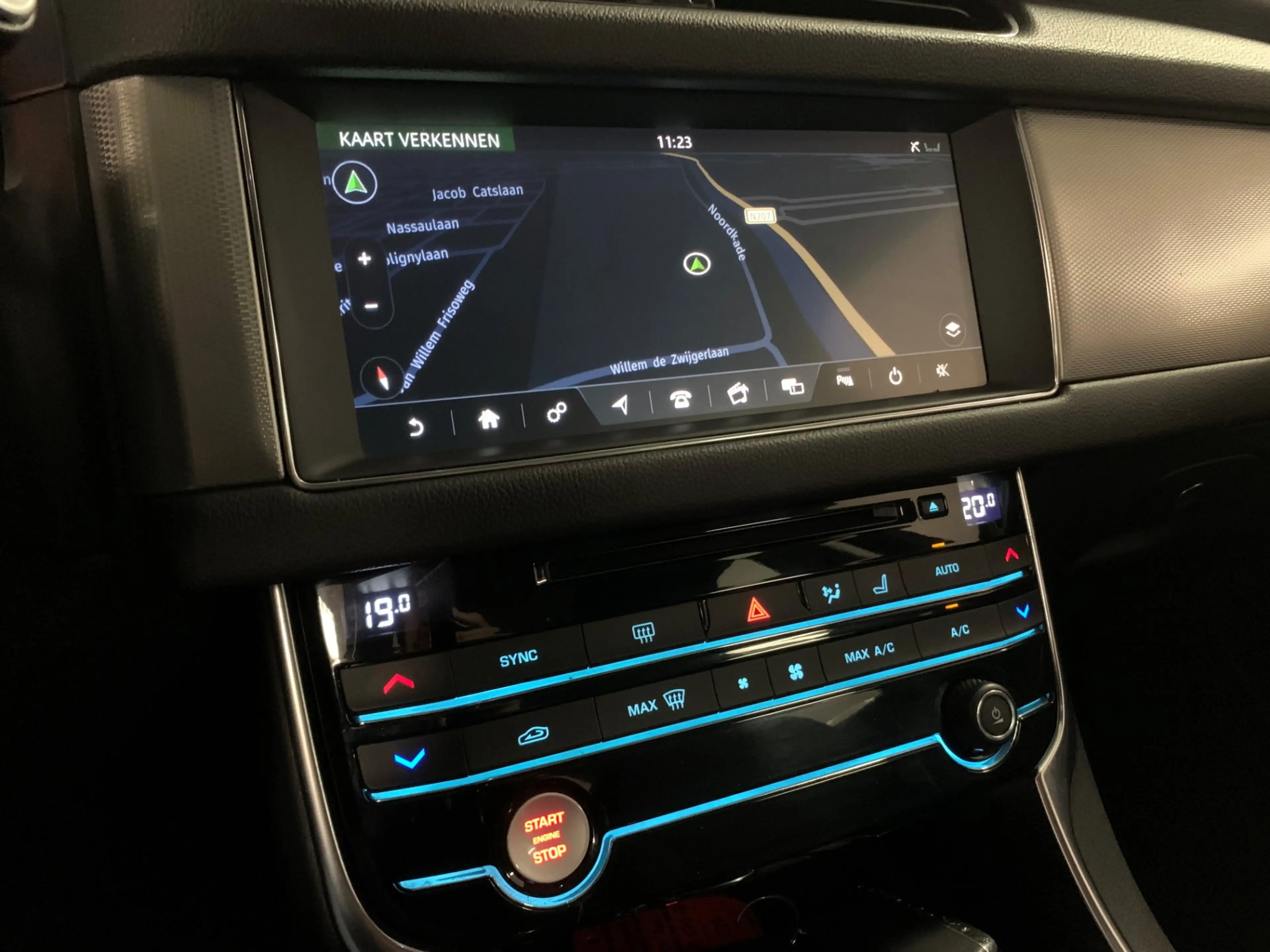 Jaguar XF 2.0t Prestige VIRTUAL COCKPIT-NAVI-LANE ASSIST-ECC — photo 37