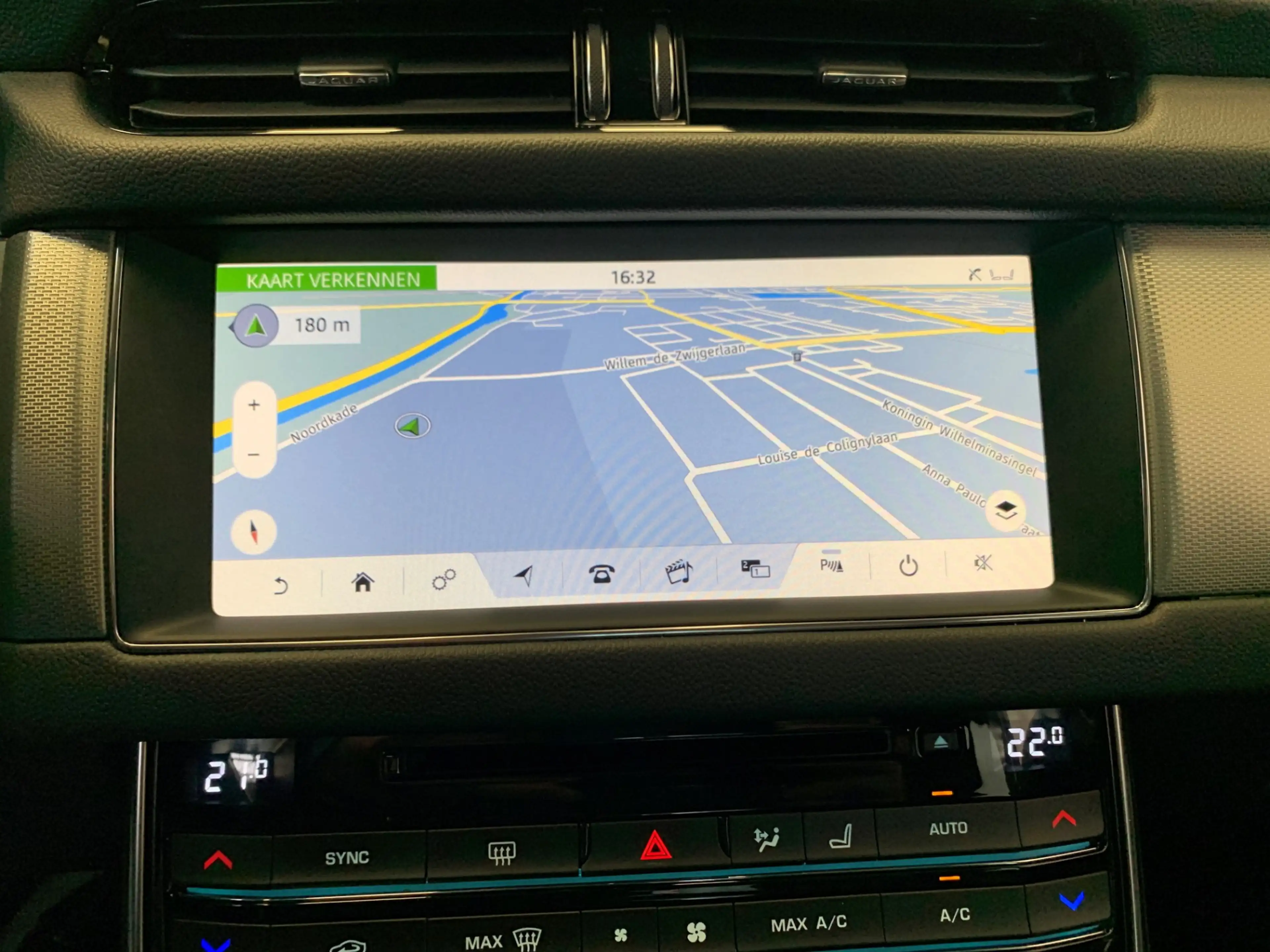 Jaguar XF 2.0t Prestige VIRTUAL COCKPIT-NAVI-LANE ASSIST-ECC — photo 40