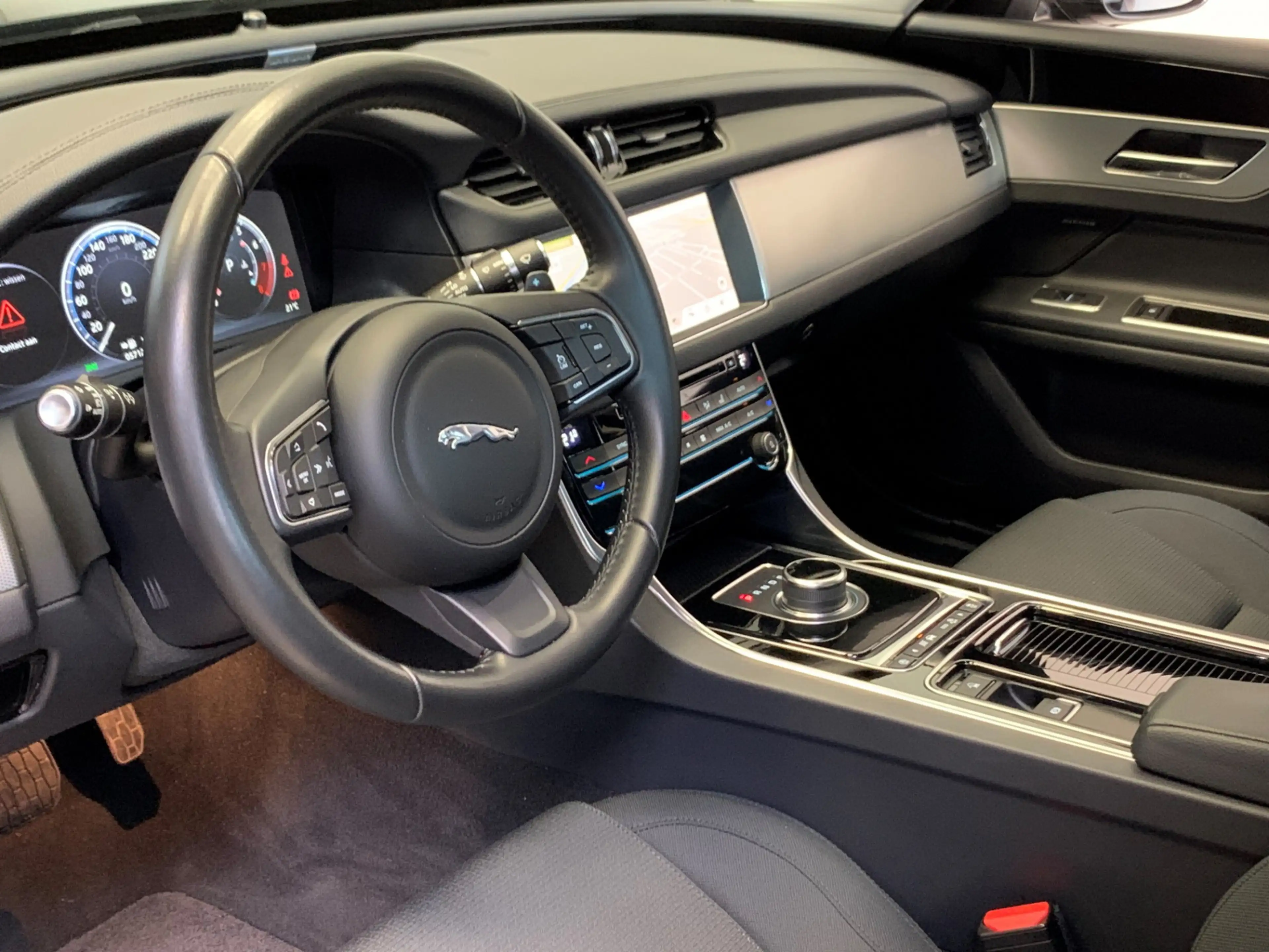 Jaguar XF 2.0t Prestige VIRTUAL COCKPIT-NAVI-LANE ASSIST-ECC — photo 46