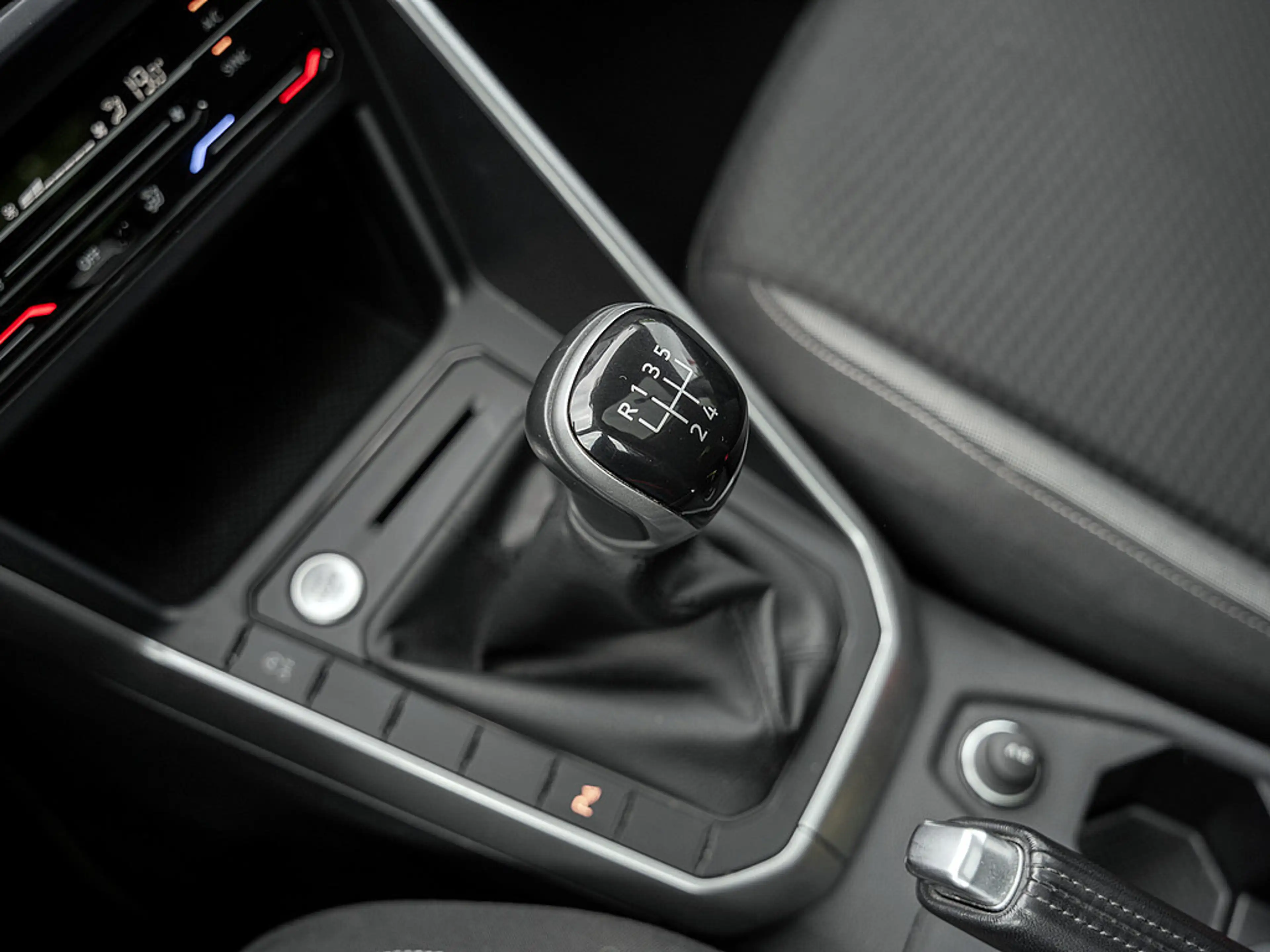 Volkswagen Taigo 1.0 TSI Life NAVI PANO KAM LED PDC ACC — photo 10