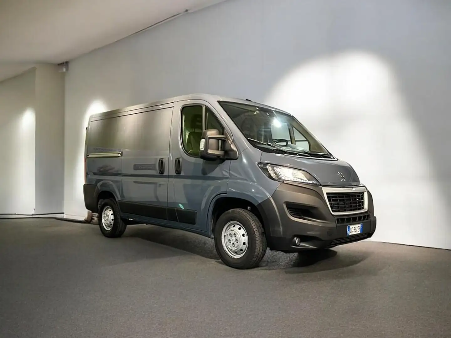 Peugeot Boxer 330 2.2 bluehdi 120cv S&S L1H1 E6d Grau - 1