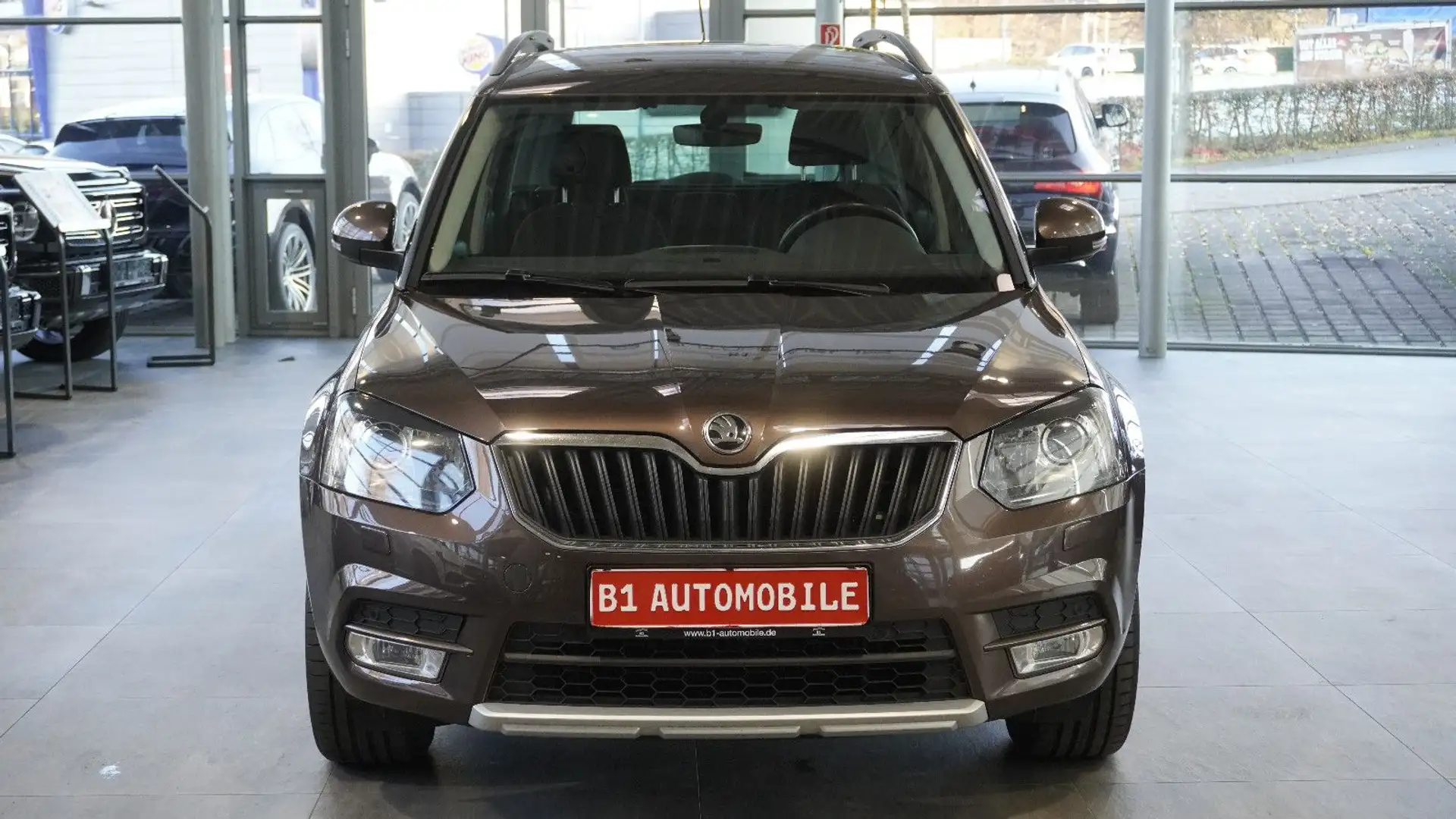Skoda Yeti 2.0 TDI DSG  4x4*AHK*NAVI*BI XENON*SOUND* Braun - 2