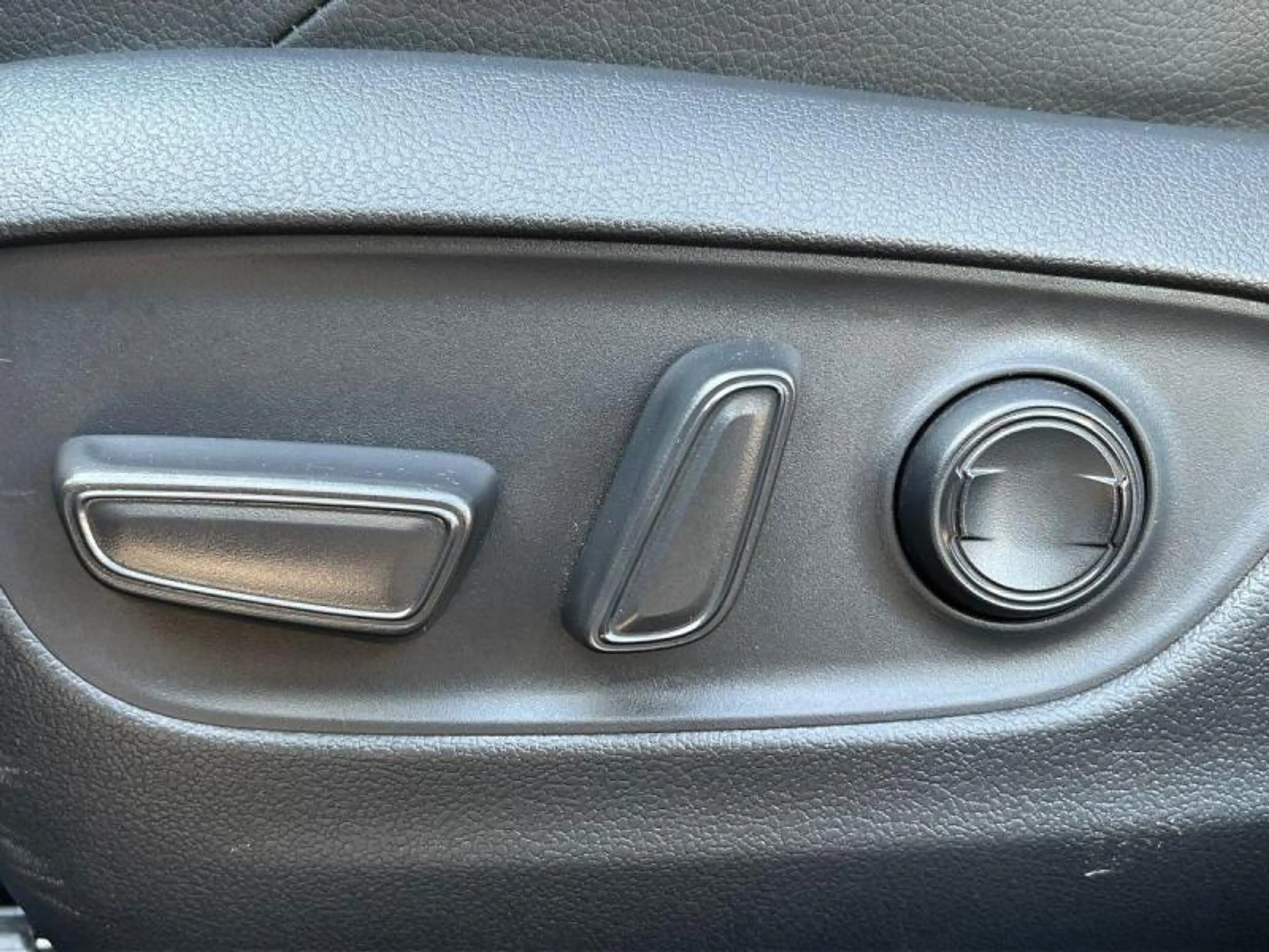 Toyota RAV 4 Plugin+Style Plus 4X4+360°cam+gps+sens V+A — photo 8