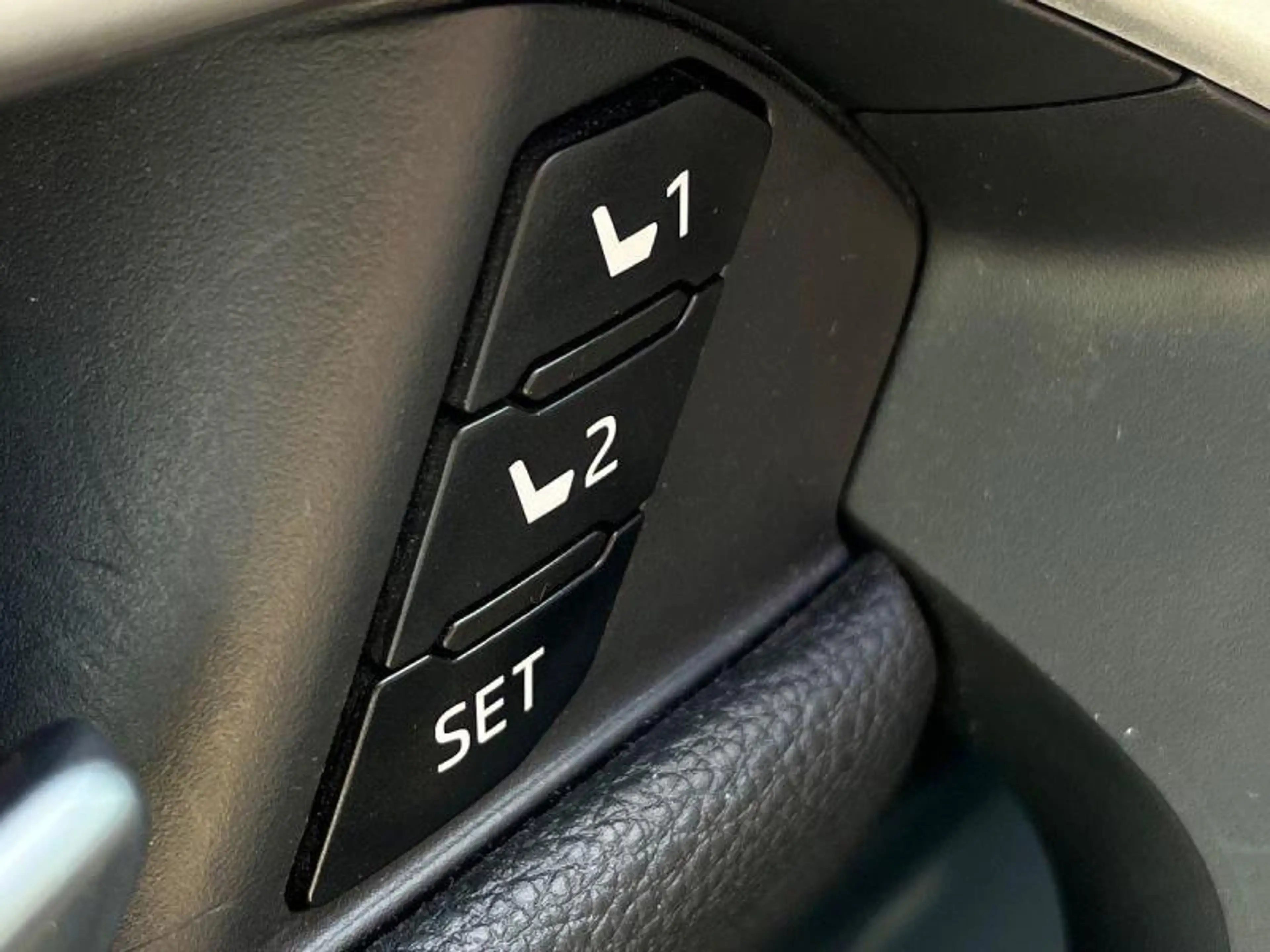 Toyota RAV 4 Plugin+Style Plus 4X4+360°cam+gps+sens V+A — photo 9