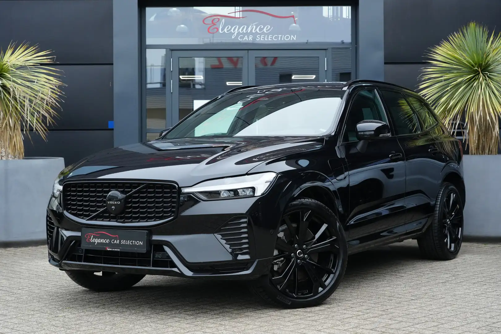Volvo XC60 2.0 T6 Recharge AWD Plus Black Edition 350pk Panor Zwart - 1