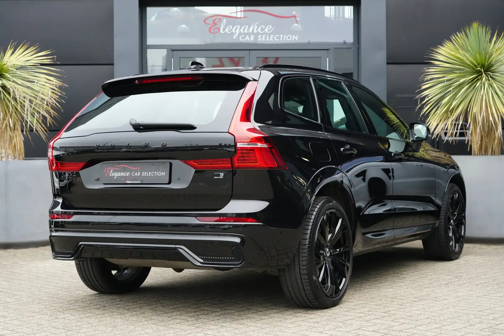Volvo XC60 2.0 T6 Recharge AWD Plus Black Edition 350pk Panor Zwart - 2