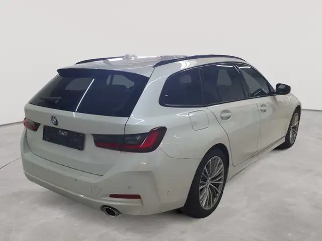 BMW 3 Series view 4