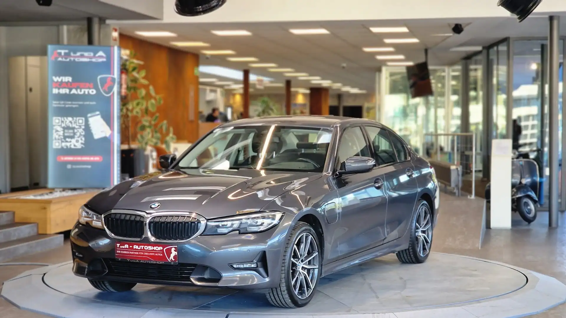 BMW 330 e Hybrid 1-Hand Aut. *Live Cockpit*Navi*H&K*LED* Grau - 1