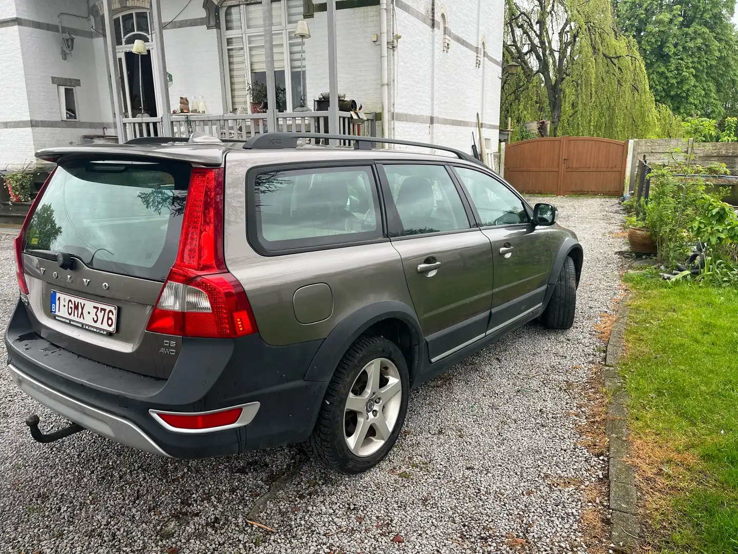 Volvo XC70 2.4 D5 AWD Momentum Geartronic Brons - 1