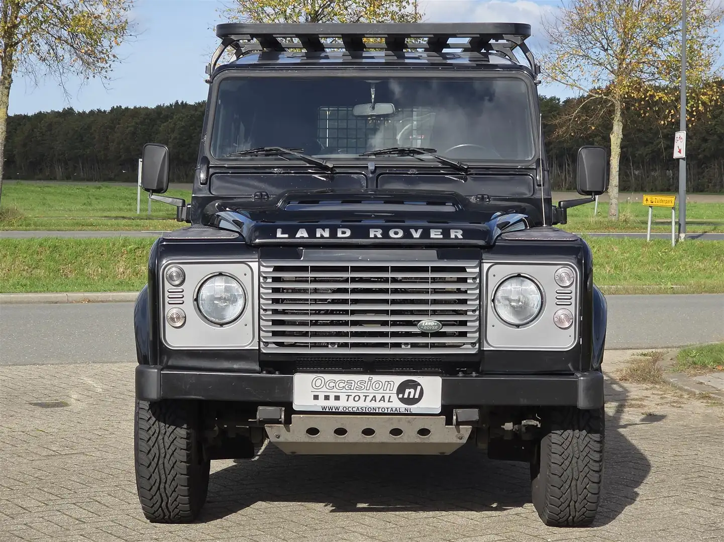 Land Rover Defender 2.2 D SW 110" Rough XTech Euro5 Grijs kenteken Zwart - 2