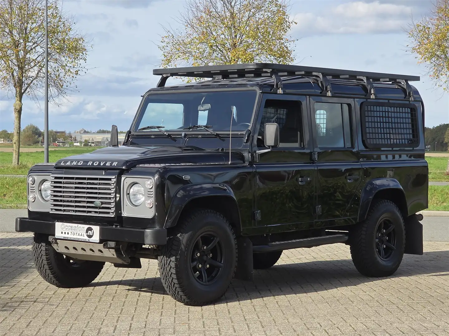 Land Rover Defender 2.2 D SW 110" Rough XTech Euro5 Grijs kenteken Zwart - 1