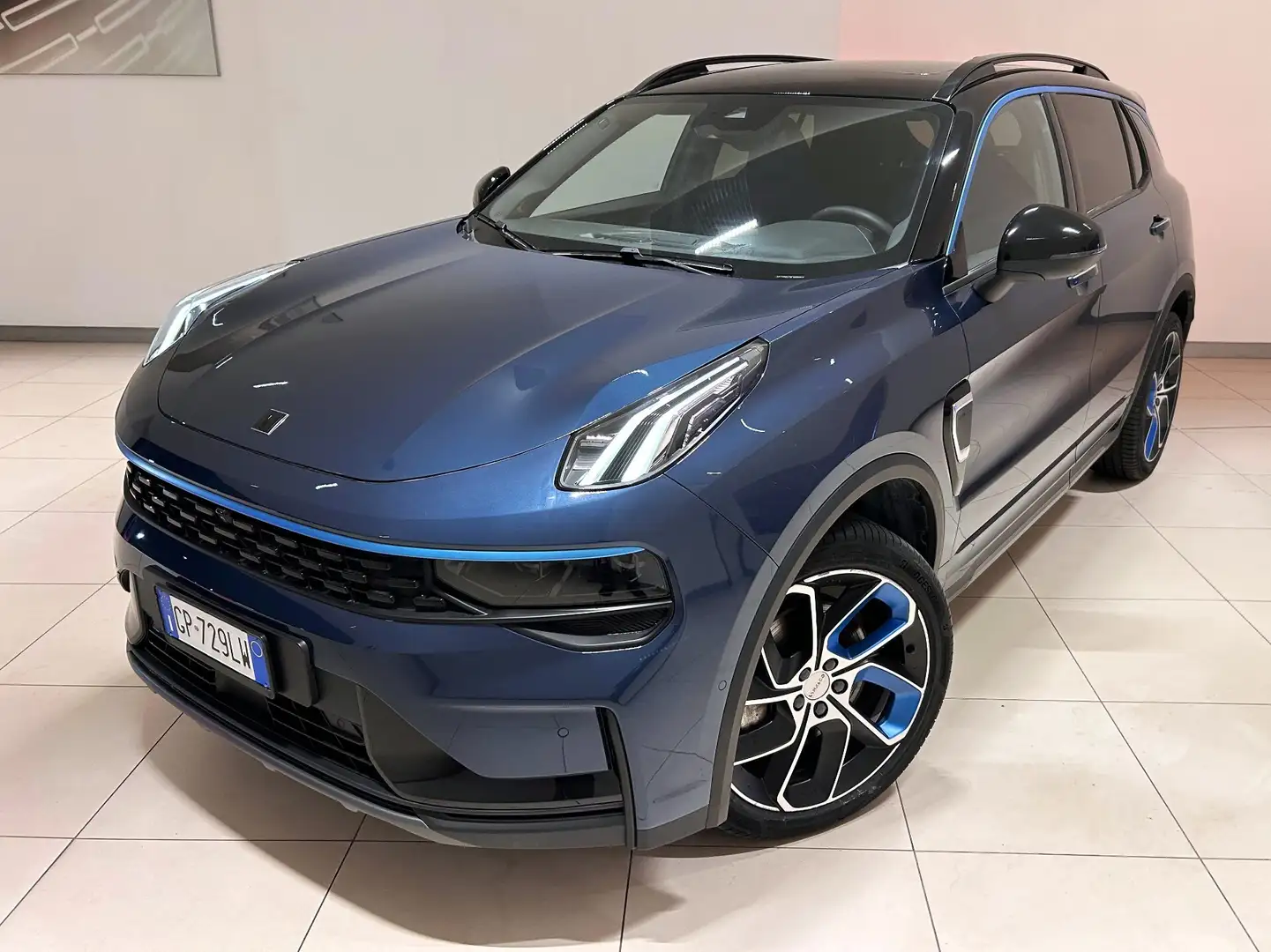 Lynk & Co 01 01 PHEV Blau - 1