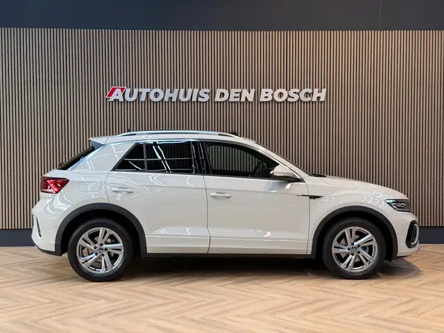 Volkswagen T-Roc view 4