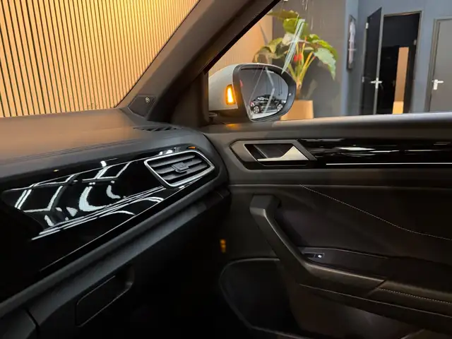 Volkswagen T-Roc view 19