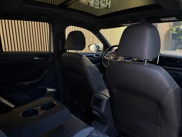 Volkswagen T-Roc view 11