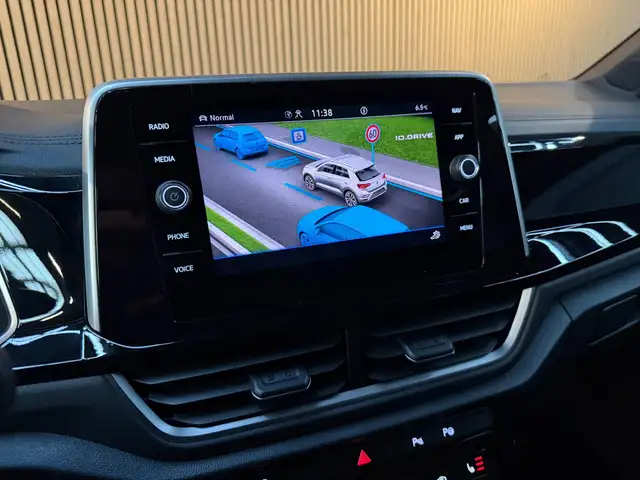 Volkswagen T-Roc view 18
