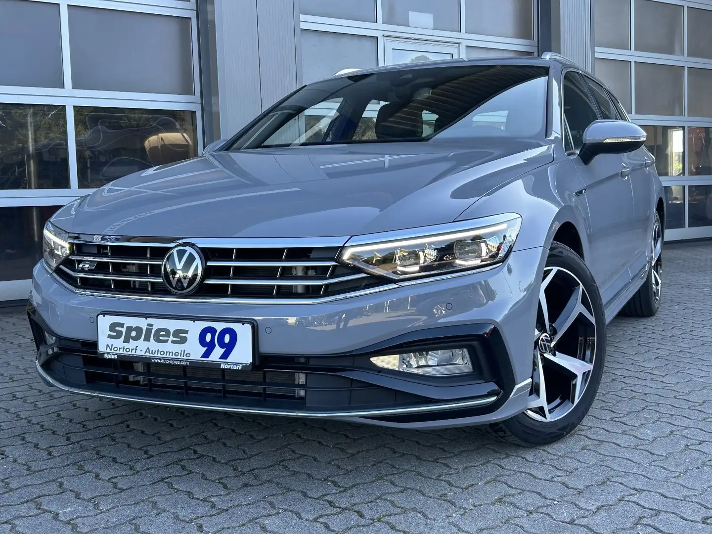 Volkswagen Passat Variant R-Line AHK Navi Matrix ACC Shz Gris - 2