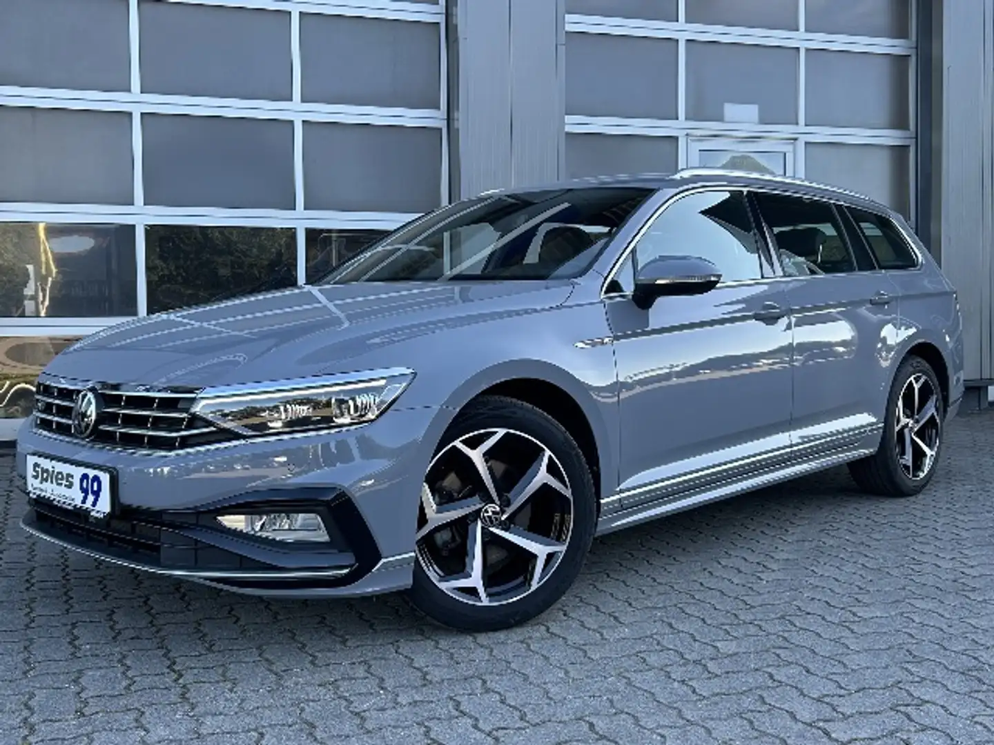 Volkswagen Passat Variant R-Line AHK Navi Matrix ACC Shz Gris - 1