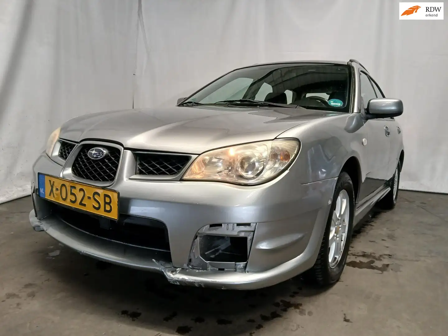 Subaru Impreza Plus 1.5R Edition - Schade - Verbruikt olie Grey - 1