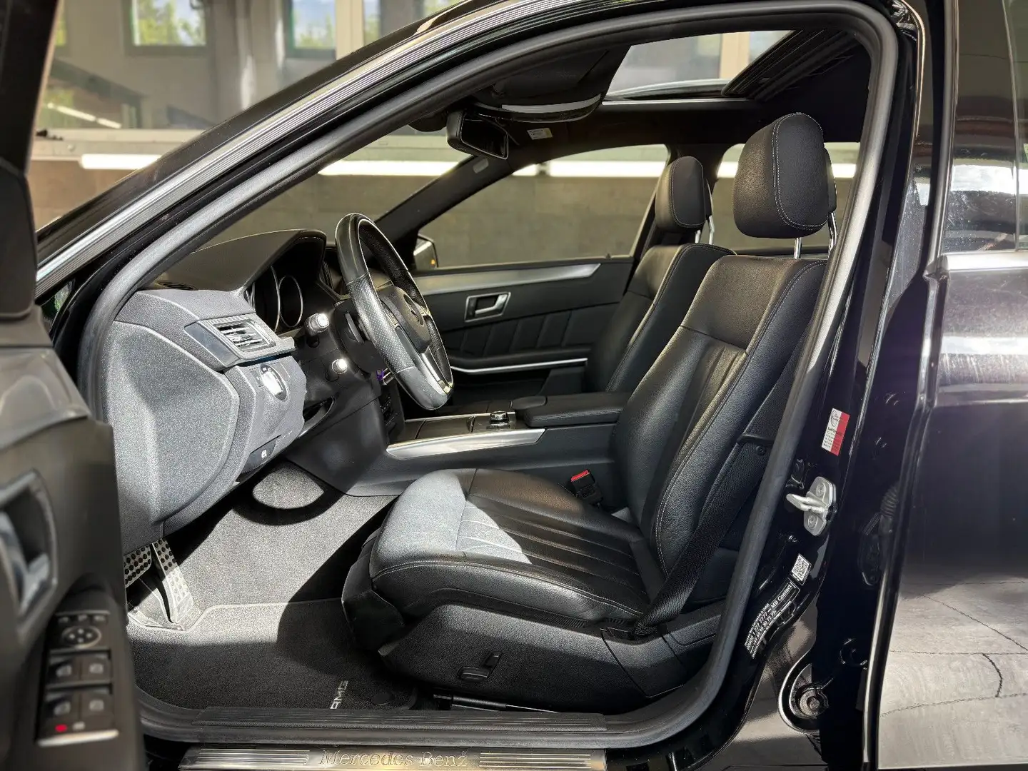 Mercedes-Benz E 300 T AMG LED Pano Leder Navi Totw+Parkassist Negro - 2