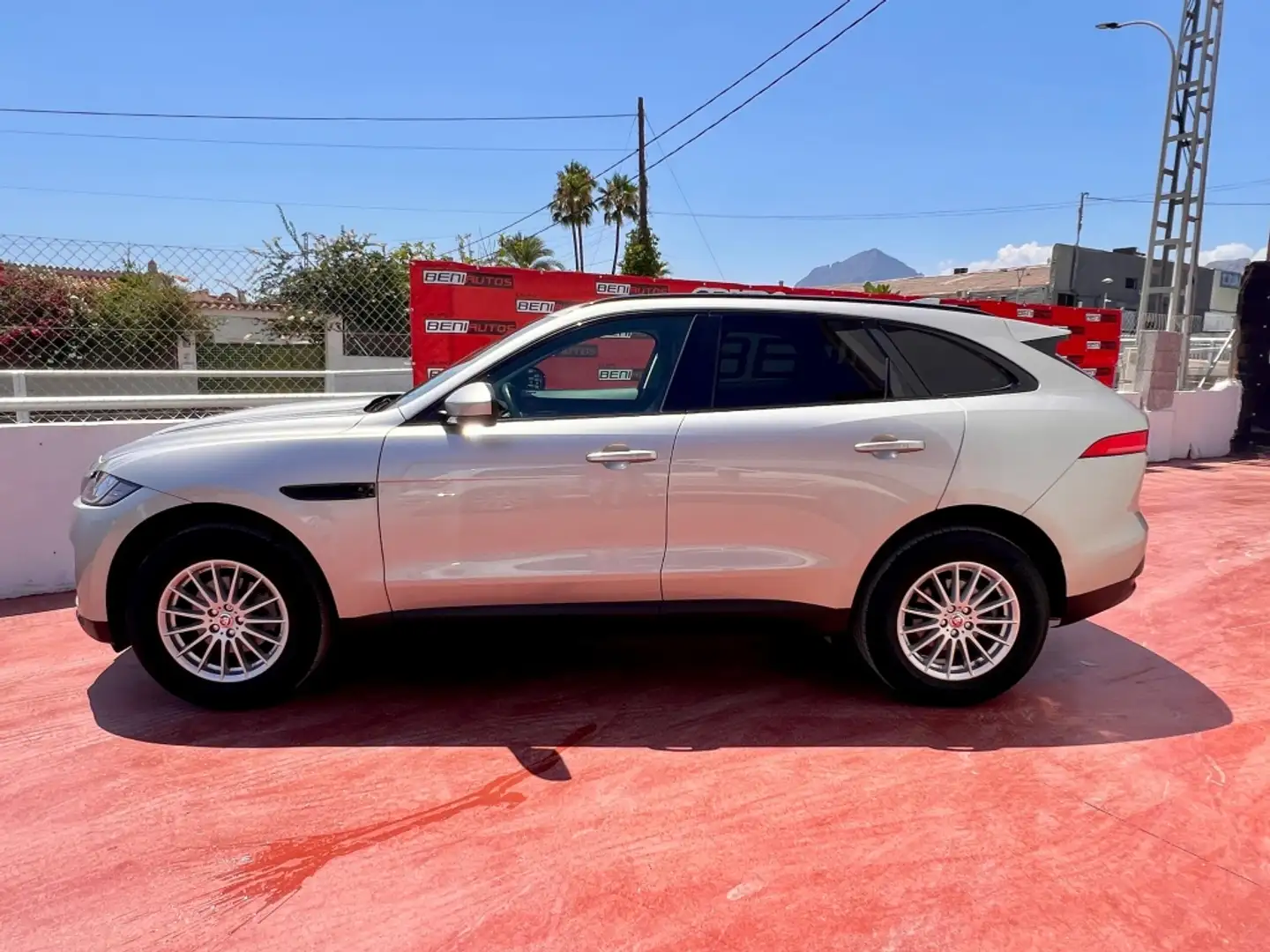 Jaguar F-Pace 2.0i4D Prestige Aut. AWD 180 Beige - 2