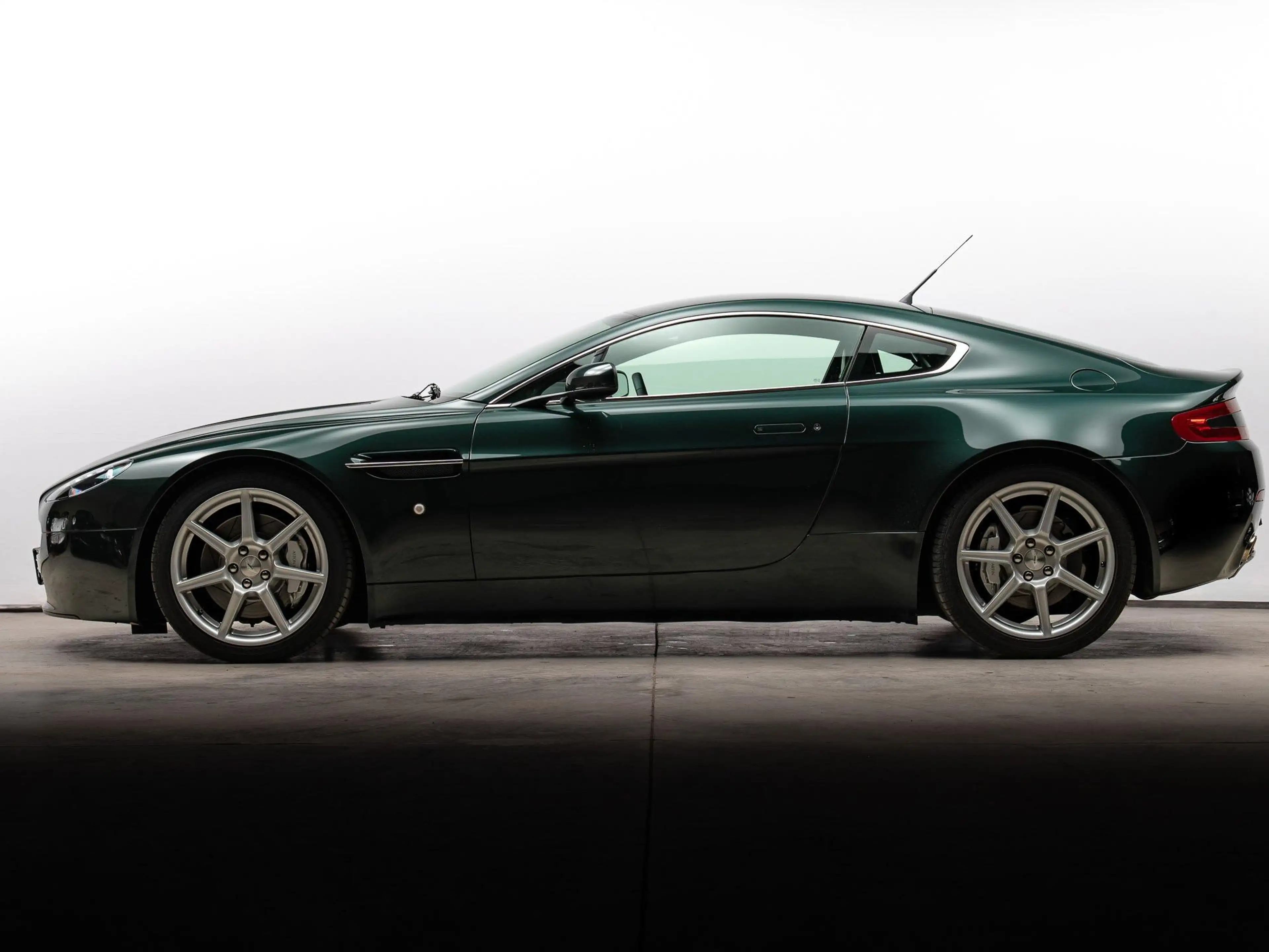 Aston Martin Vantage Ghillies Green - Manual — photo 3