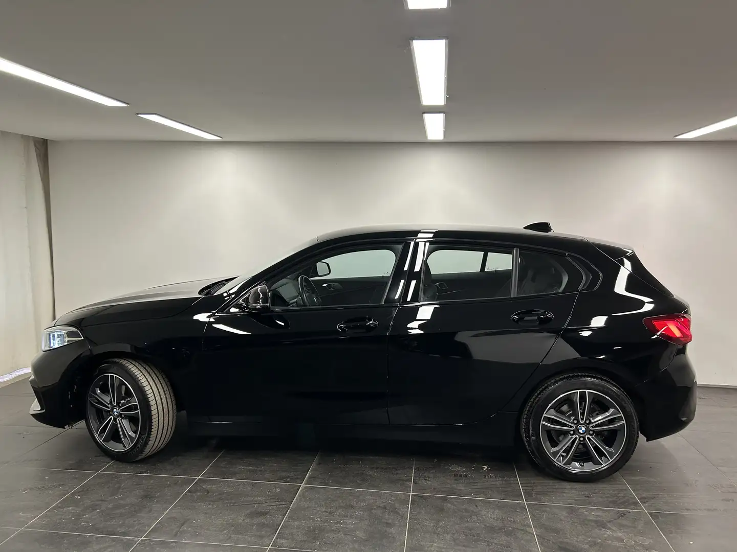 BMW 118 i Sport Line DAB LED Tempomat Shz PDC Schwarz - 2