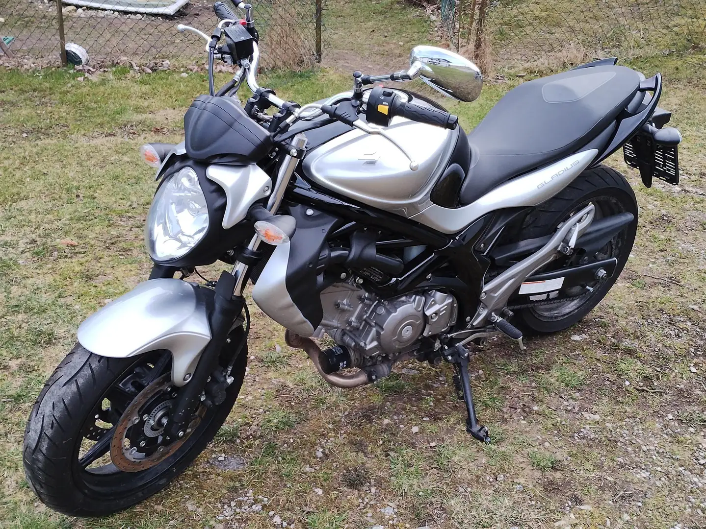 Suzuki Gladius 650 Argent - 1