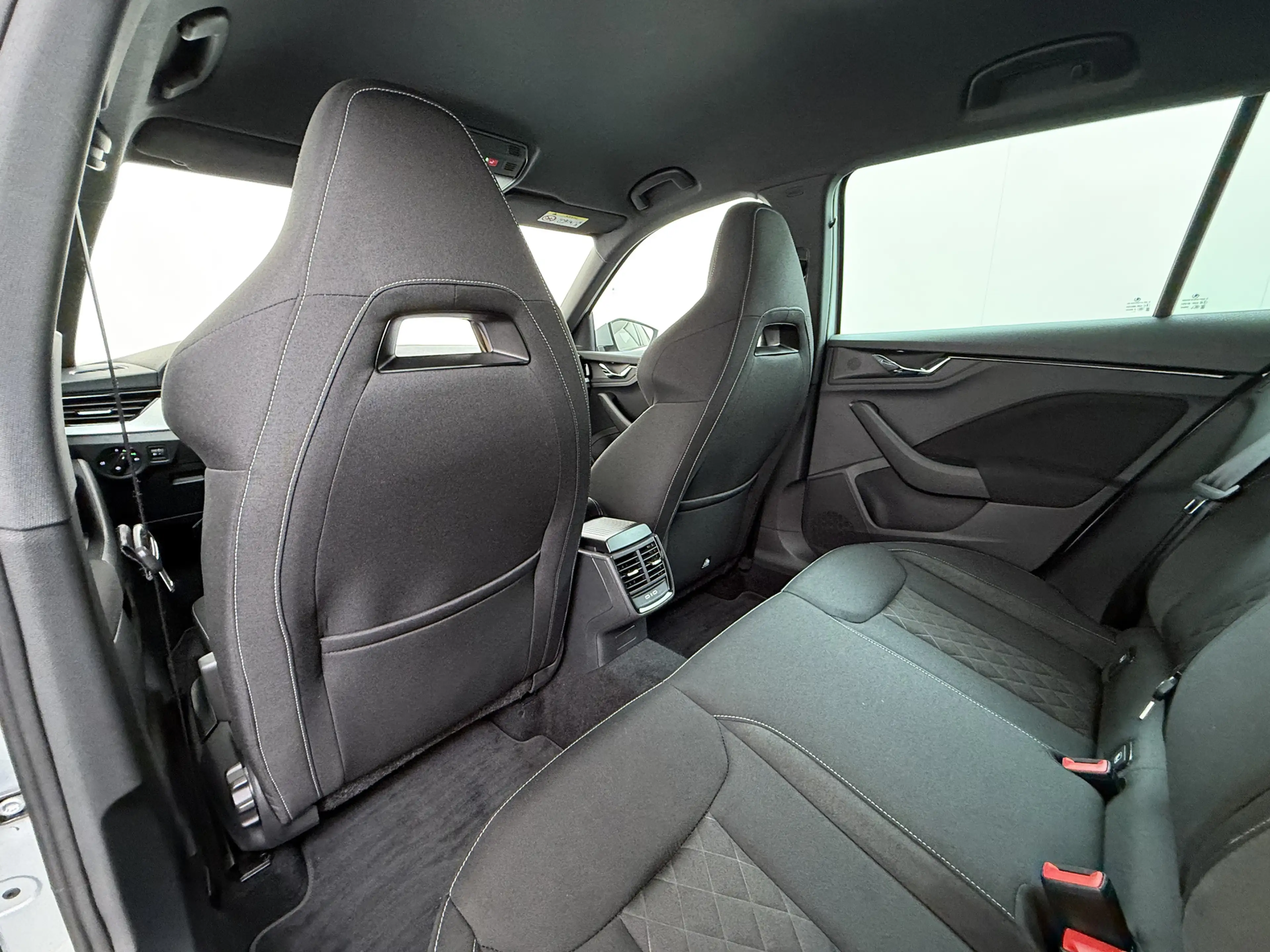 Skoda Kamiq TSI 111pk Aut. Sportstoelen Apple/Android Camera P — photo 23