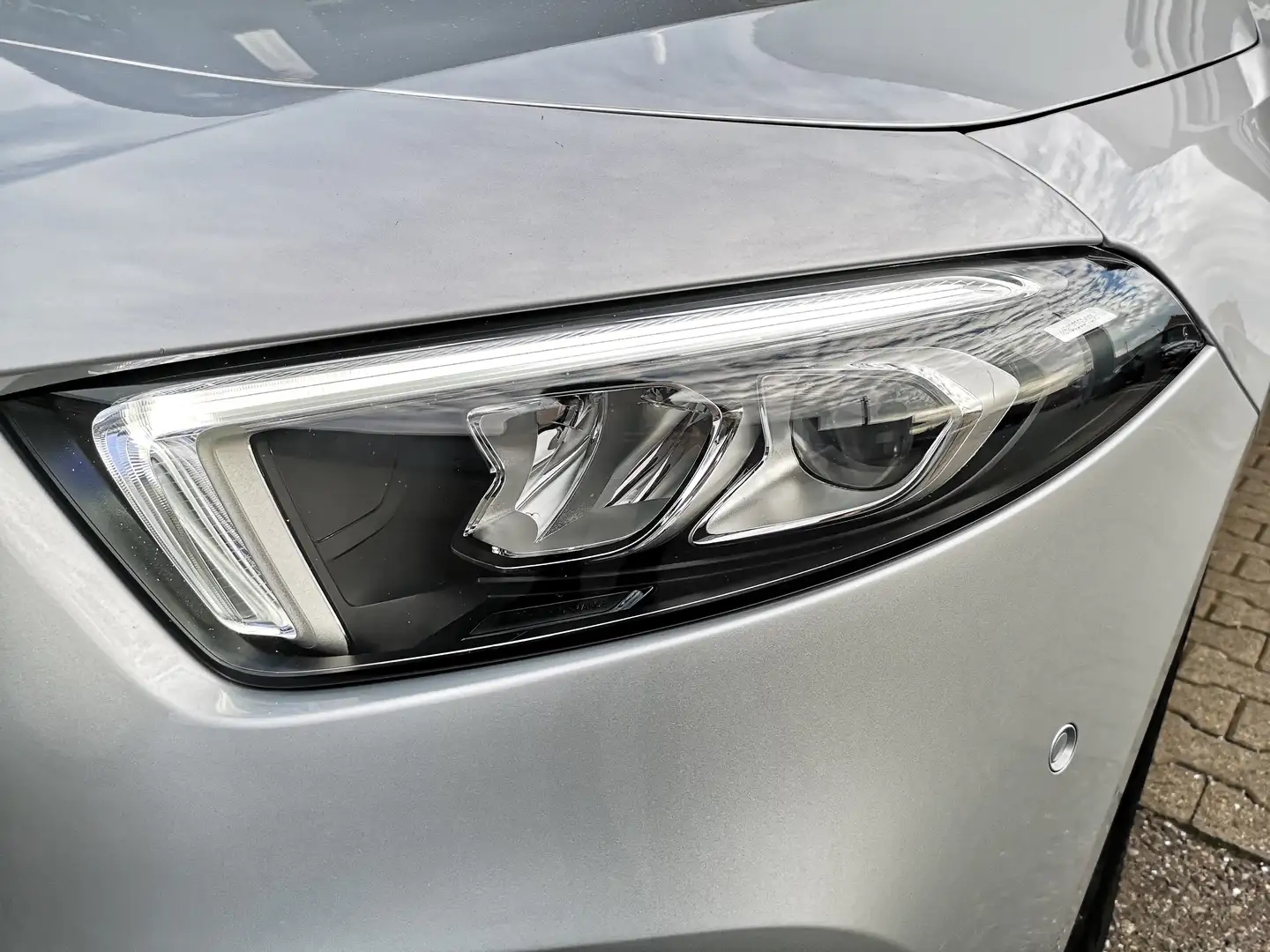 Mercedes-Benz A 180 Lim. Automatik NAVI MBUX Rückfahr-CAM Teilleder Grau - 2