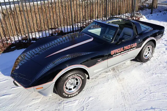 Chevrolet Corvette view 3