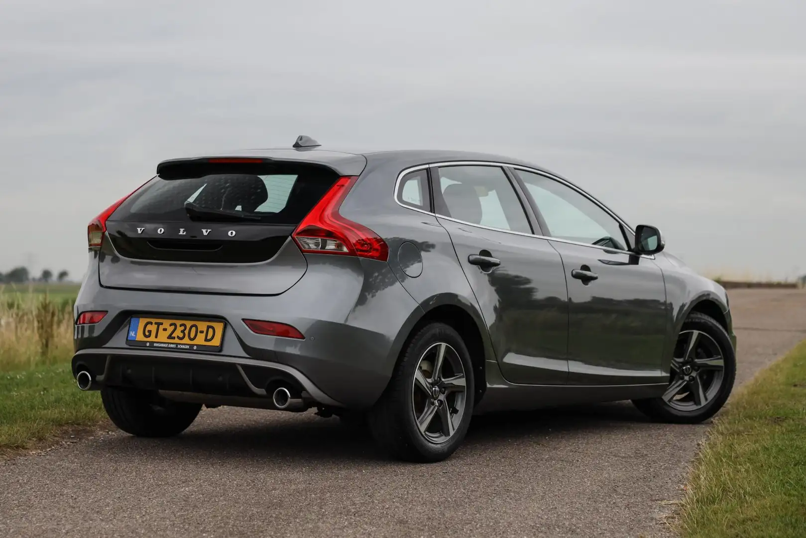 Volvo V40 2.0 D2 R-Design ✅ Xenon ✅ Leder ✅ Stoelverwarming Grijs - 2