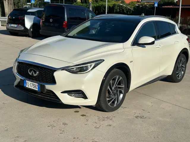 Infiniti Q30 2.2d Premium Tech Gallery White 170cv dct