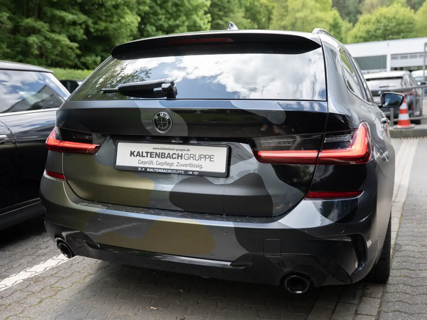 BMW 320 d Touring xDrive M-Sportpaket AHK HUD NAVI Grau - 2
