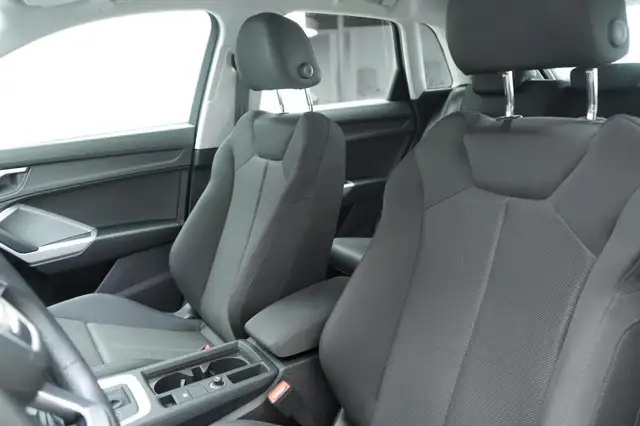 Audi Q3 view 11