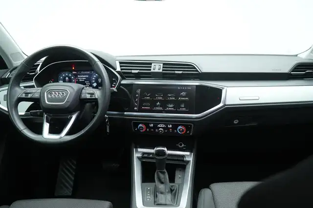 Audi Q3 view 14