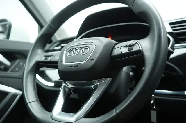 Audi Q3 view 23
