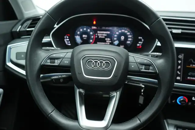 Audi Q3 view 22