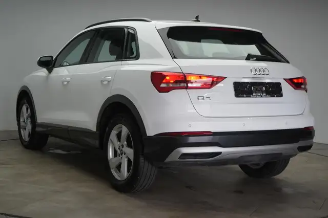 Audi Q3 view 4