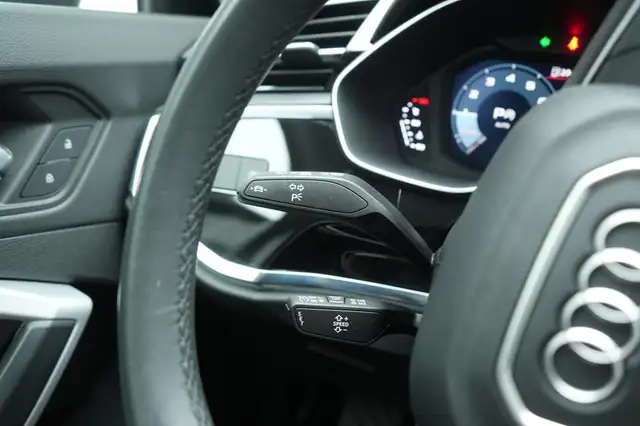 Audi Q3 view 21