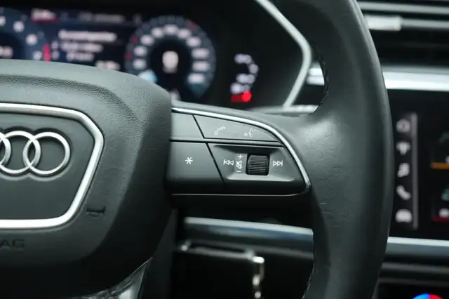 Audi Q3 view 19