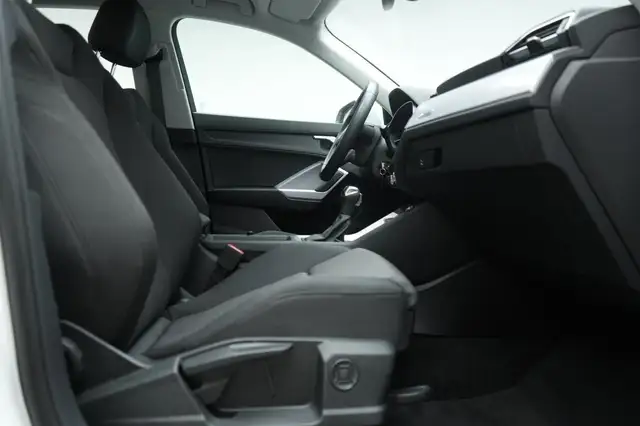 Audi Q3 view 7