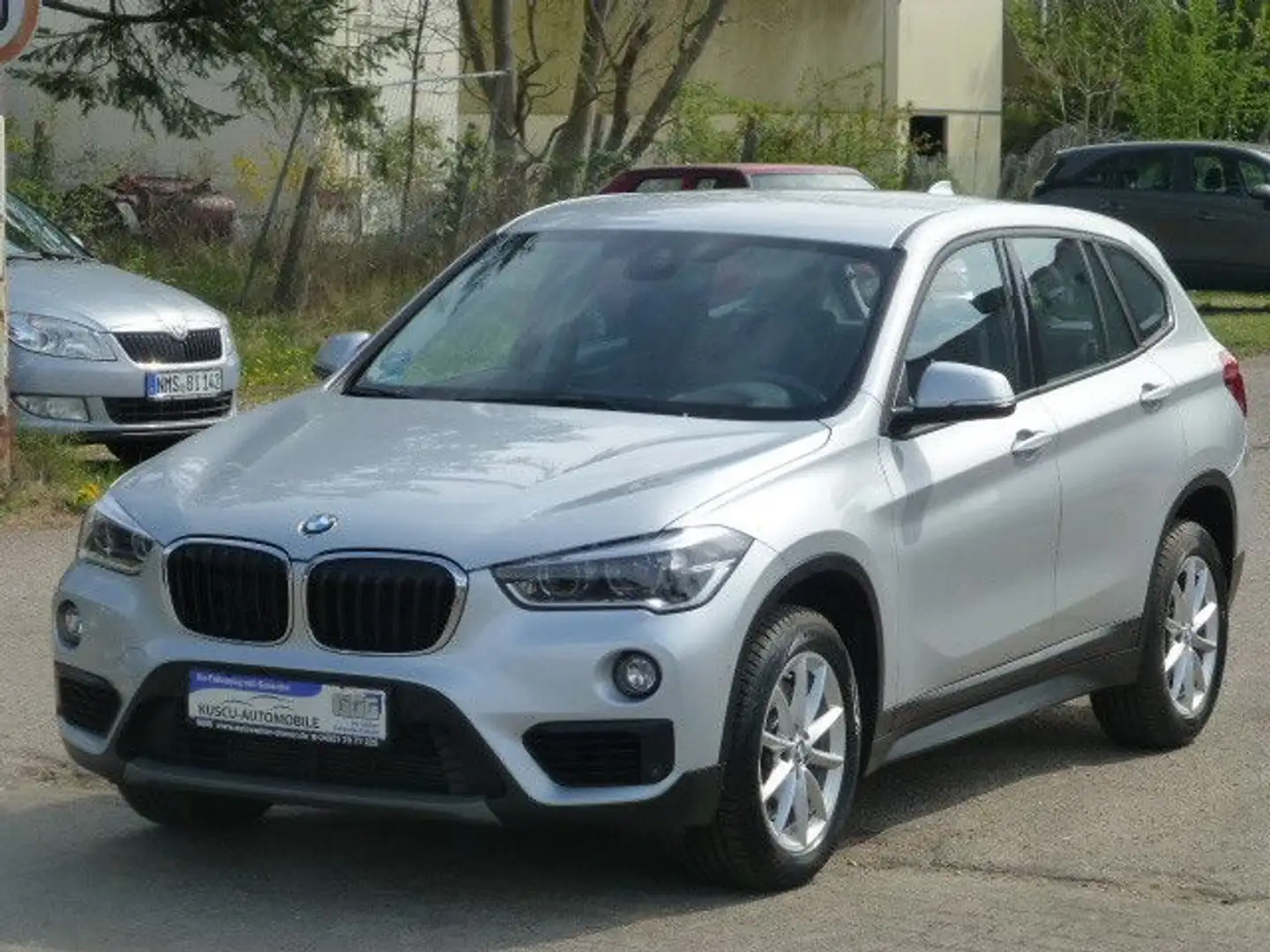 BMW X1 sDrive 20 i-KLIMA-KAMERA-ALU-NAVI-AHK-2.HAND Silber - 1