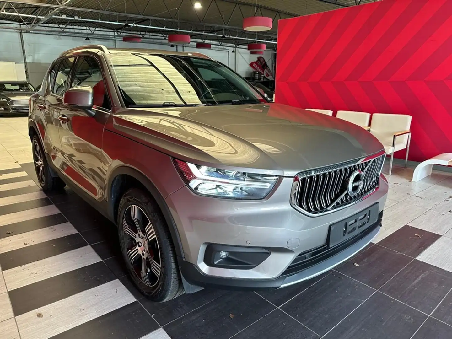 Volvo XC40 VOLVO  1.5 BENZINE GEARTRONIC Zlatá - 2