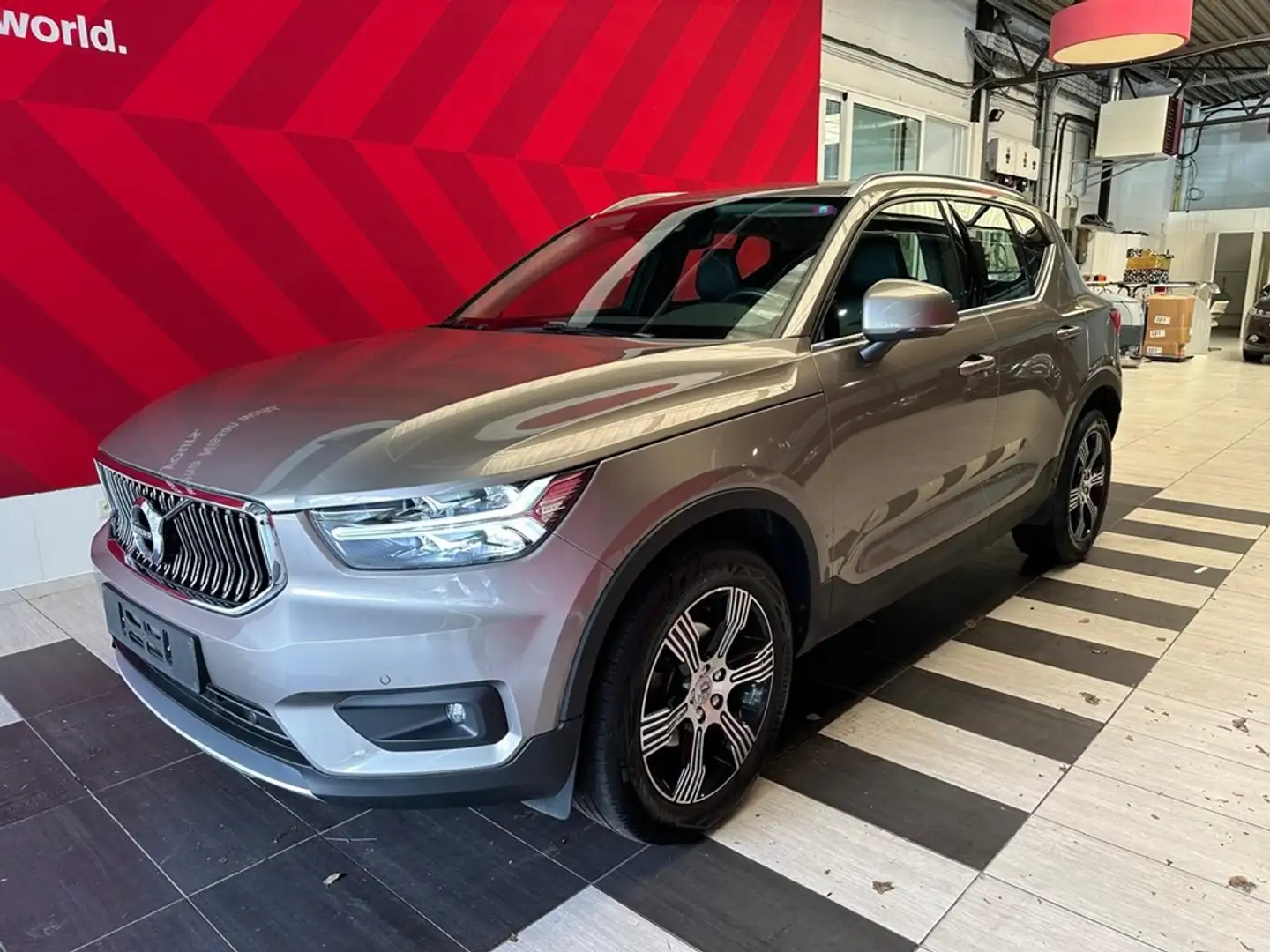 Volvo XC40 VOLVO  1.5 BENZINE GEARTRONIC Zlatá - 1
