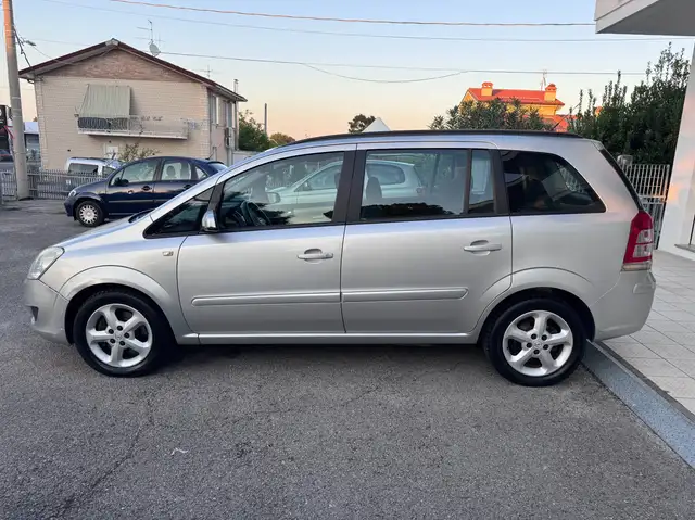 Opel Zafira view 3